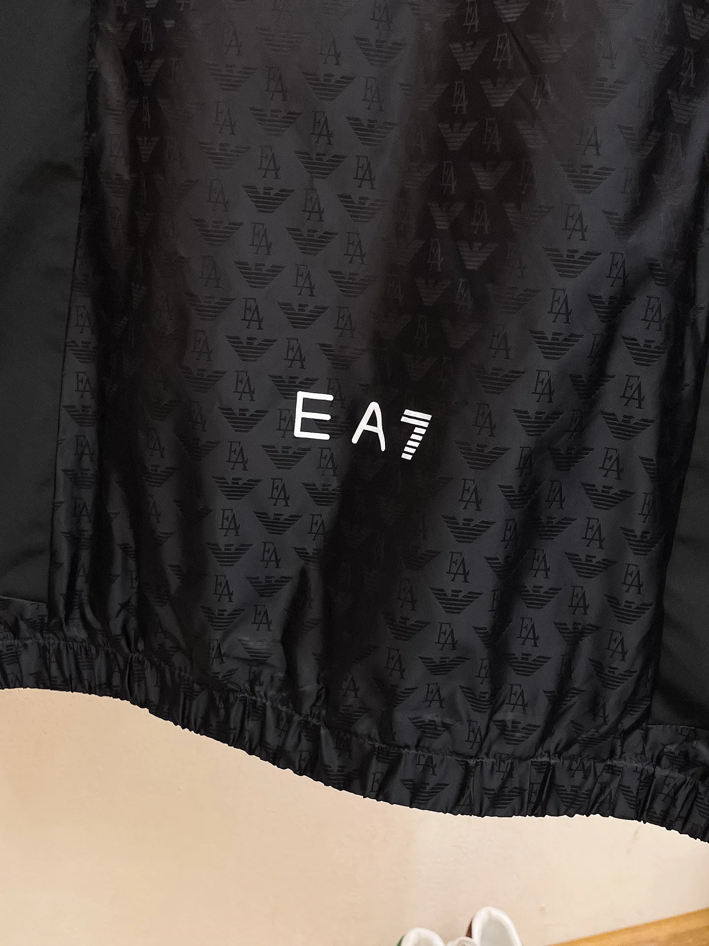 Armani official website Same Style, complete with three labels, on sale in advance. 2026 Autumn and Winter New Arrival men's jacket, Original with complete three labels, Premium version. Custom-made fabrics at the counter. Breathable, high comfort, impeccable details, brand element design concept, reflecting high quality. It feels delicate and soft, presents a casual cut, and has a great upper body shape. Sizes: M～3XL,